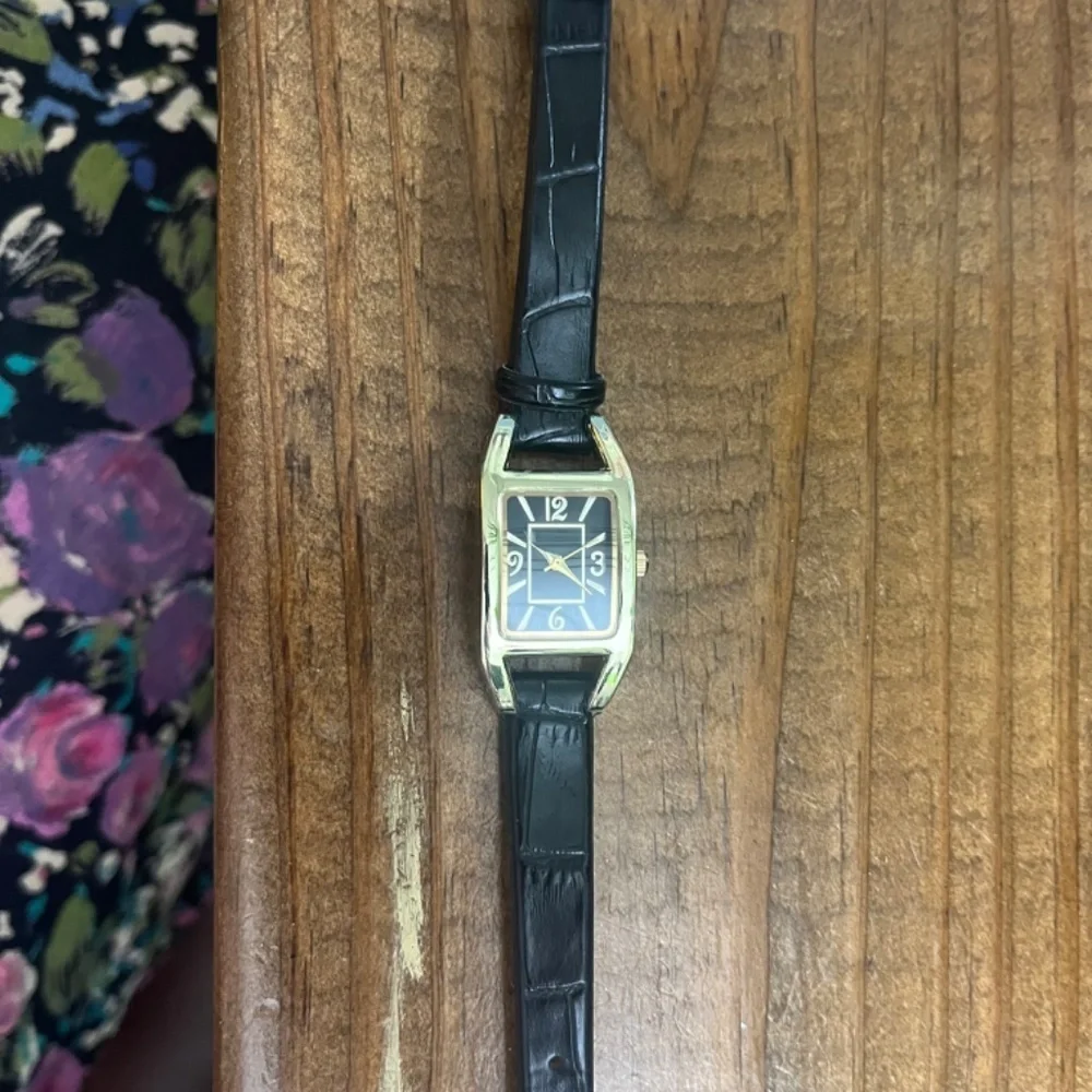 5/$45 Vintage Black Vegan Leather Gold Minimalist Wristwatch C1